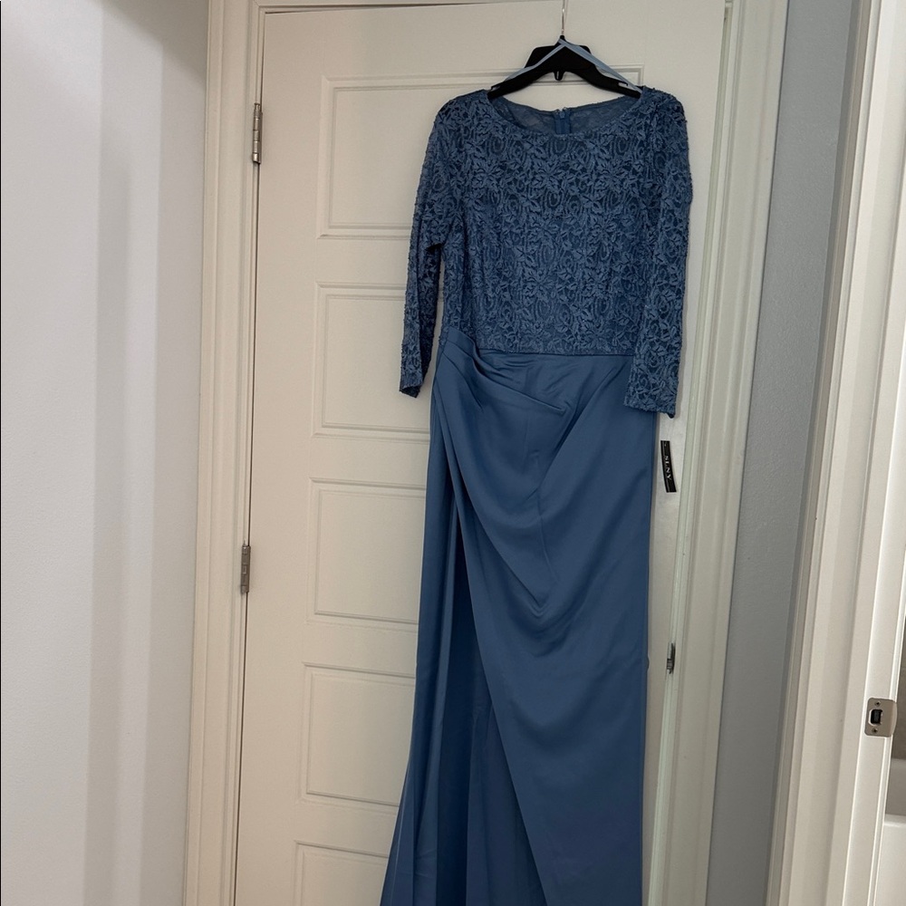 NWT SLNY wedgewood Elegant Blue Lace Evening Gown size 8